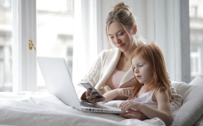 Real pros reported across Bark Phone reviews online (Image by Pexels)