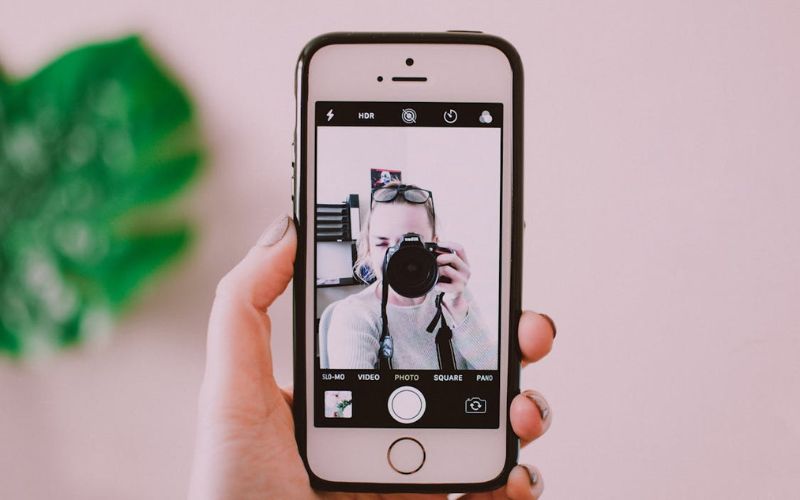 Use a third-party app or another device for how to record a phone call on iPhone (Image Pexels)