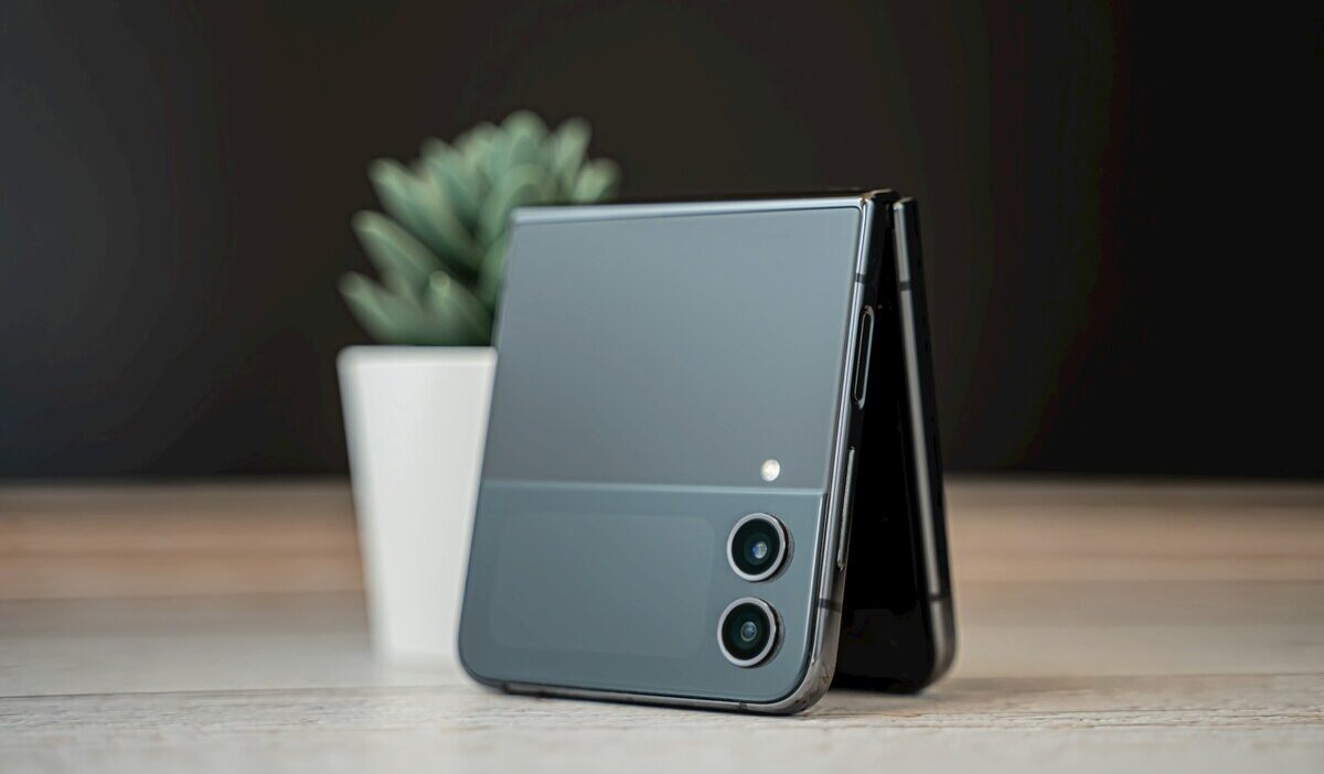 free galaxy z flip government phone