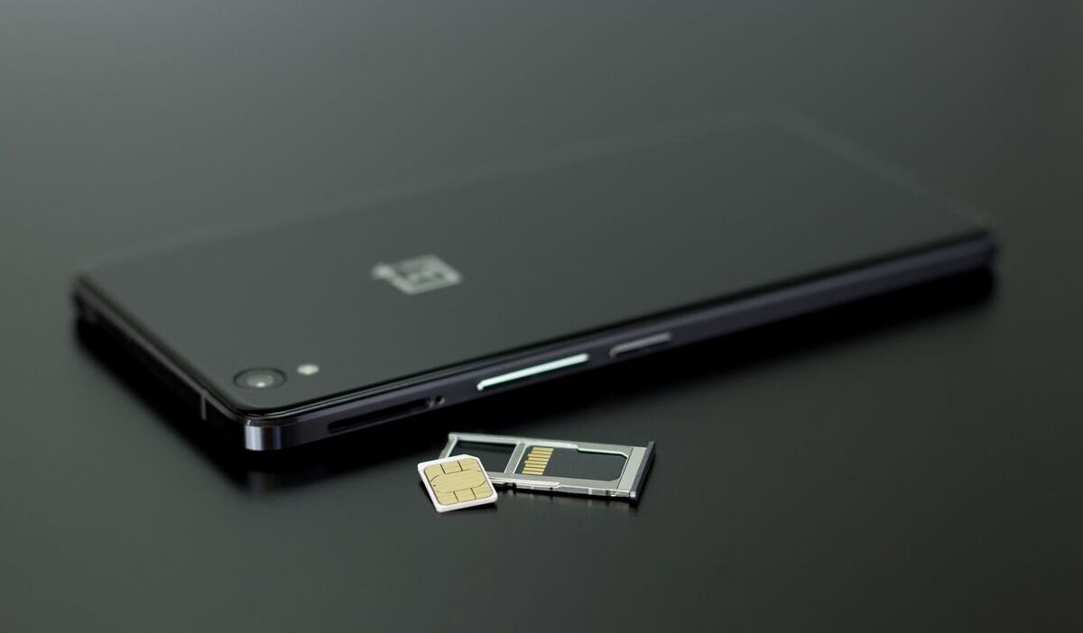why does my phone say no sim