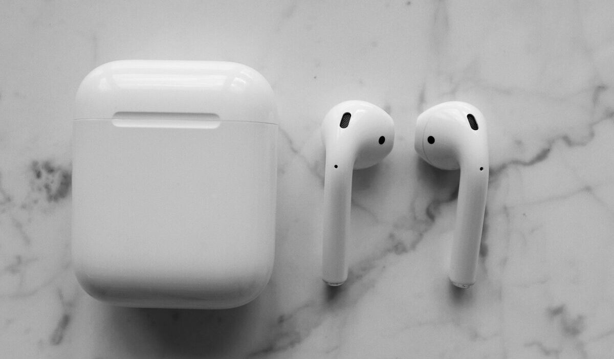 why won't my airpods connect to my phone
