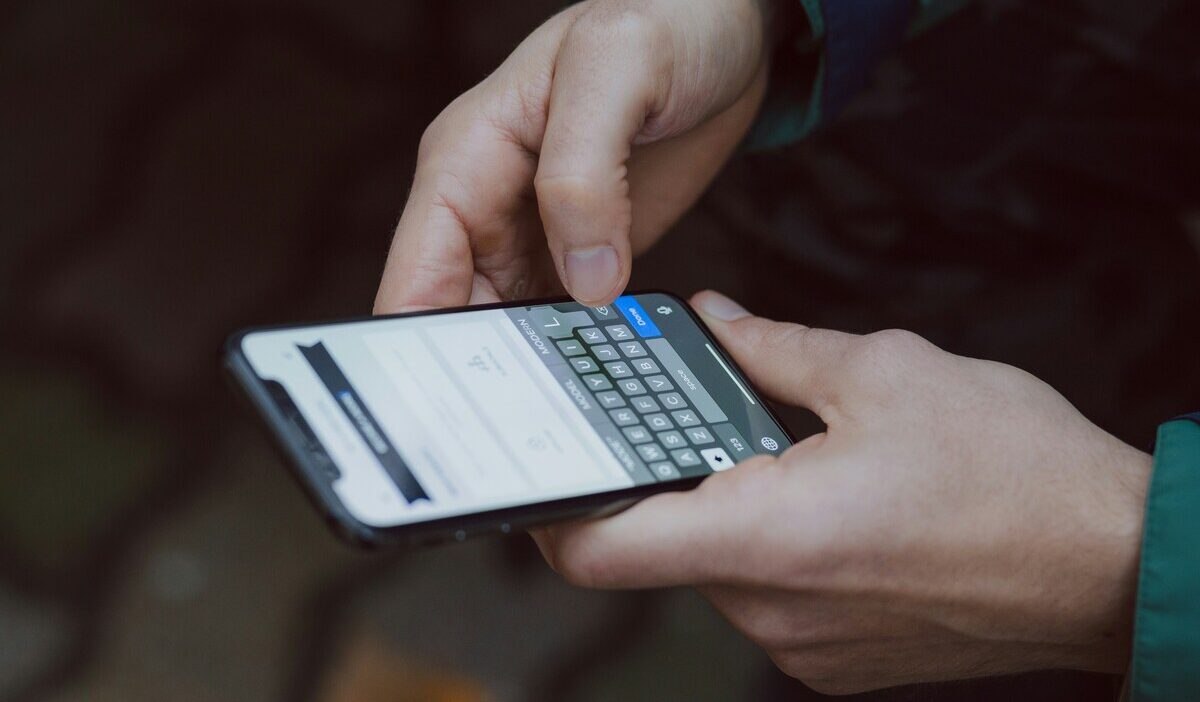 does whatsapp use your phone number