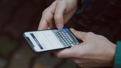 does whatsapp use your phone number