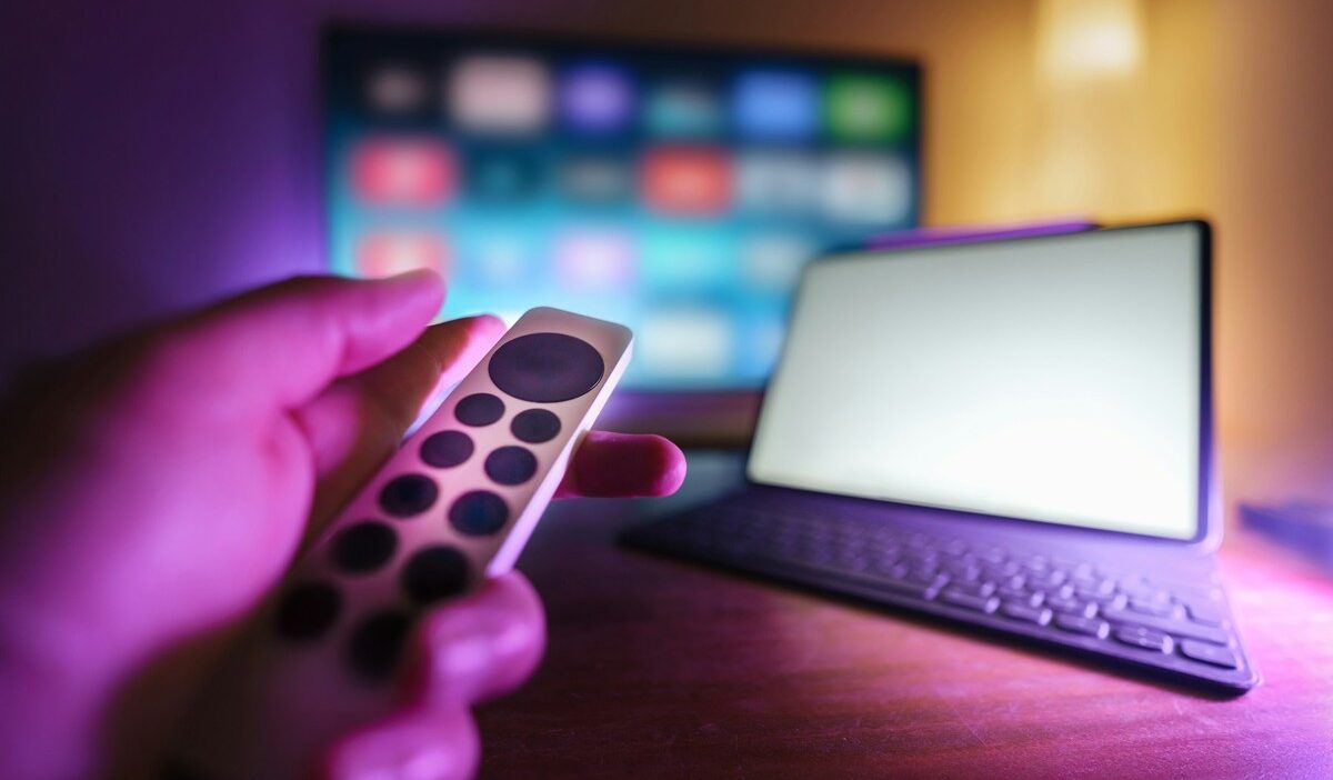 how to connect laptop to tv
